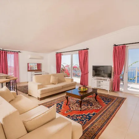 Fuchsia 4-bedroom Retreat With Private Pool And Breathtaking View ヴィラ カルカン