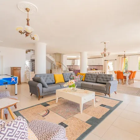 Fuchsia 4-bedroom Retreat With Private Pool And Breathtaking View ヴィラ カルカン